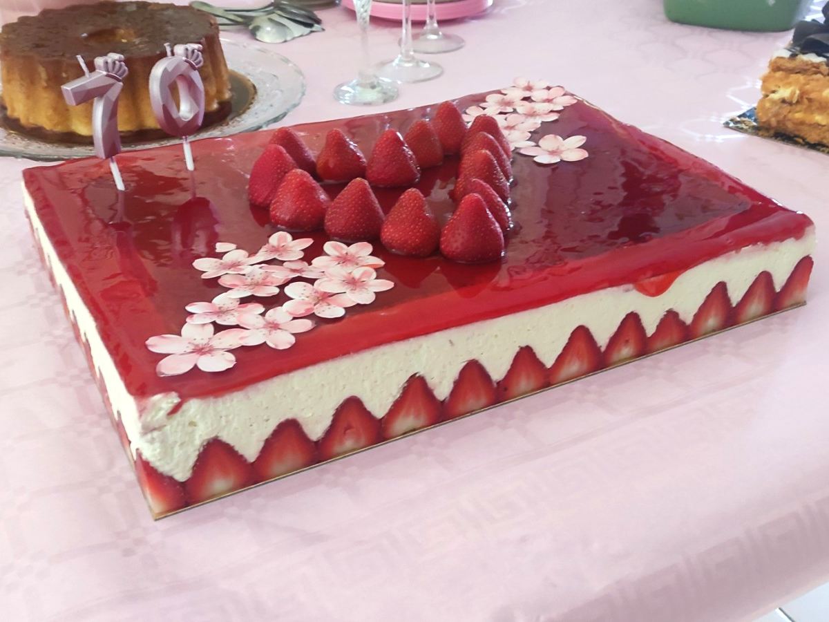 Fraisier glacé décoré de fraises et de fleurs
